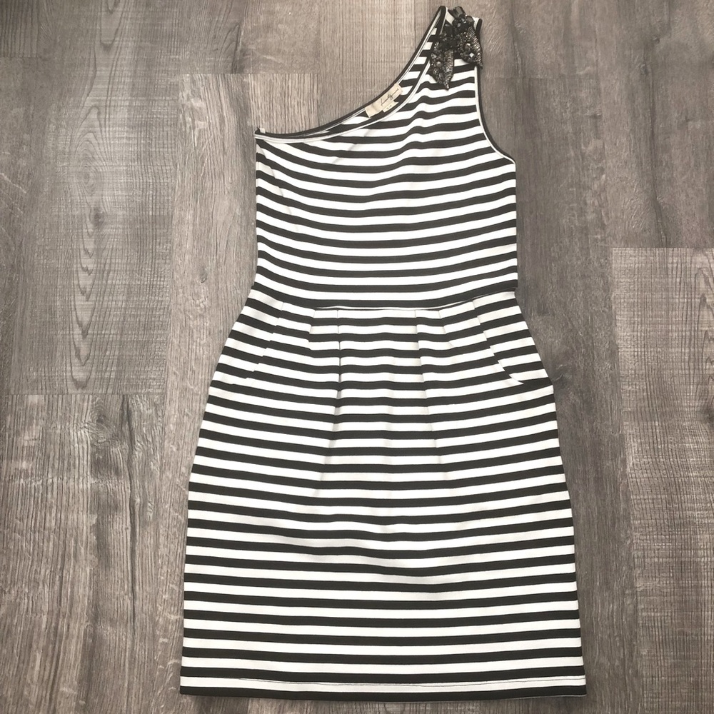 ⭐️ Forever 21 Black and White Striped Off-Shoulder Dress